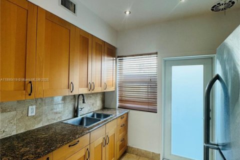 Villa ou maison à louer à Miami Beach, Floride: 2 chambres, 125.42 m2 № 1946932 - photo 4