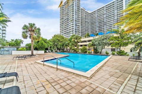 Condominio en alquiler en North Bay Village, Florida, 3 dormitorios, 120.96 m2 № 1993332 - foto 2