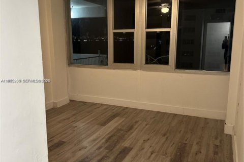 Condominio en alquiler en North Bay Village, Florida, 3 dormitorios, 120.96 m2 № 1993332 - foto 14