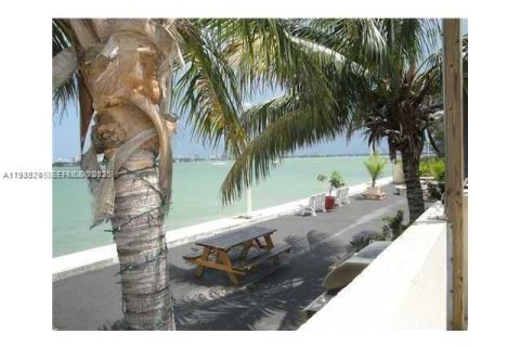 Condominio en alquiler en North Bay Village, Florida, 3 dormitorios, 120.96 m2 № 1993332 - foto 29