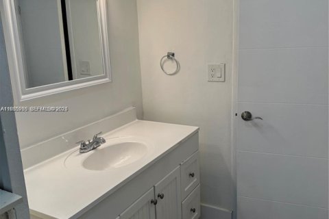 Condominio en alquiler en North Bay Village, Florida, 3 dormitorios, 120.96 m2 № 1993332 - foto 20