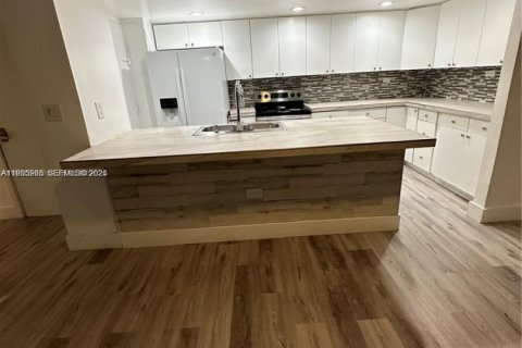 Condominio en alquiler en North Bay Village, Florida, 3 dormitorios, 120.96 m2 № 1993332 - foto 10