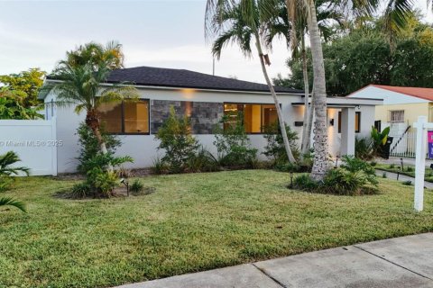 House in North Miami, Florida 3 bedrooms, 165.37 sq.m. № 1854906 - photo 2