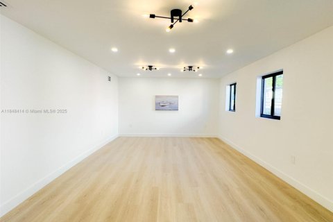House in North Miami, Florida 3 bedrooms, 165.37 sq.m. № 1854906 - photo 4