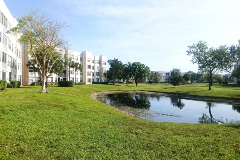 Condo in Sunrise, Florida, 2 bedrooms  № 1678748 - photo 2