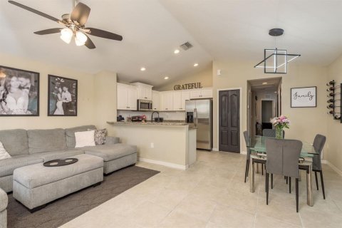 House in Sarasota, Florida 2 bedrooms, 100.33 sq.m. № 1885143 - photo 6