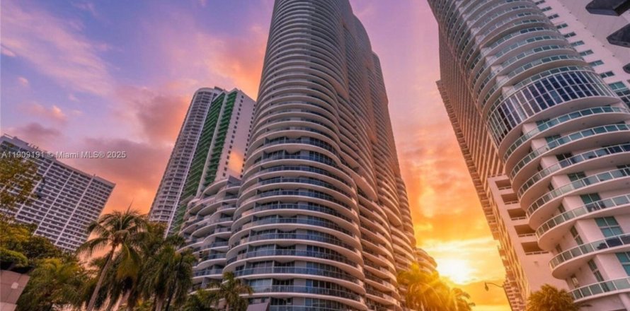 Condo in Miami, Florida, 2 bedrooms  № 1965127