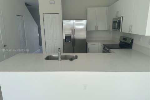 Снять в аренду виллу или дом в Хомстед, Флорида 3 спальни, 134.71м2, № 1988536 - фото 9