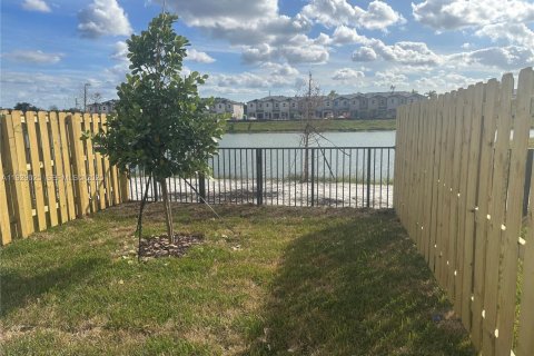 Снять в аренду виллу или дом в Хомстед, Флорида 3 спальни, 134.71м2, № 1988536 - фото 10