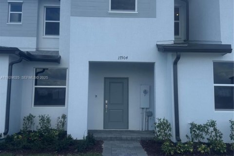 Снять в аренду виллу или дом в Хомстед, Флорида 3 спальни, 134.71м2, № 1988536 - фото 1