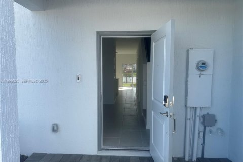 Снять в аренду виллу или дом в Хомстед, Флорида 3 спальни, 134.71м2, № 1988536 - фото 5