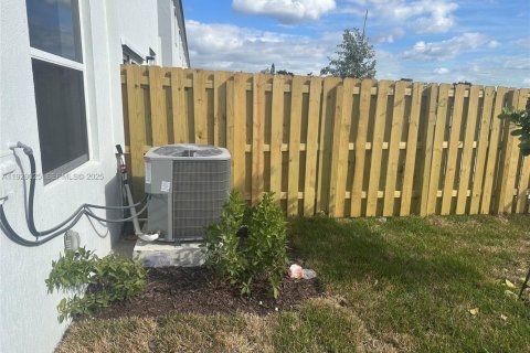 Снять в аренду виллу или дом в Хомстед, Флорида 3 спальни, 134.71м2, № 1988536 - фото 11