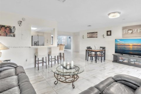 Casa en venta en North Bay Village, Florida, 3 dormitorios, 211.17 m2 № 1867831 - foto 28