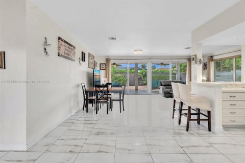 Casa en venta en North Bay Village, Florida, 3 dormitorios, 211.17 m2 № 1867831 - foto 14