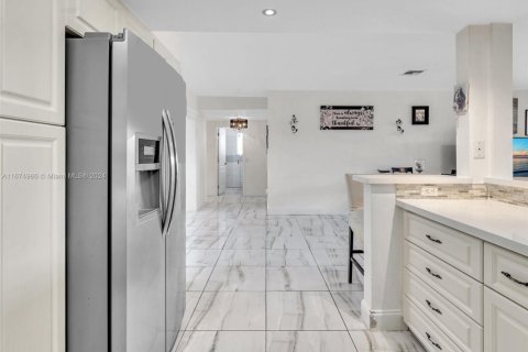 Casa en venta en North Bay Village, Florida, 3 dormitorios, 211.17 m2 № 1867831 - foto 21