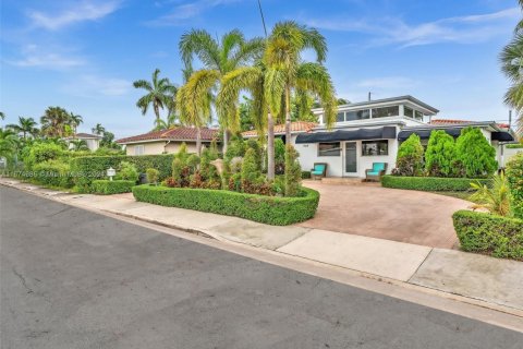 Casa en venta en North Bay Village, Florida, 3 dormitorios, 211.17 m2 № 1867831 - foto 2