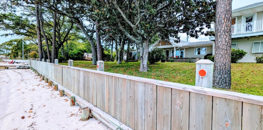 House in Mary Esther, Florida 5 bedrooms, 277.41 sq.m. № 560421