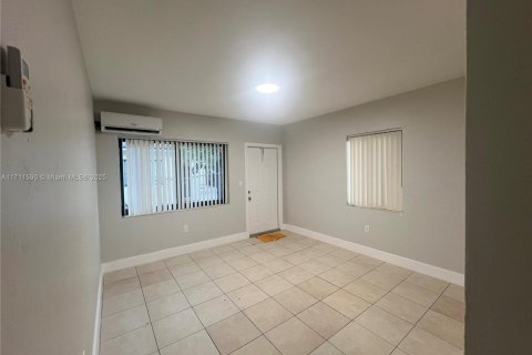 Commercial property in Miami, Florida 202.53 sq.m. № 1692985 - photo 13