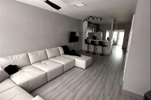 Townhouse in Tampa, Florida 2 bedrooms, 122.54 sq.m. № 2144747 - photo 2