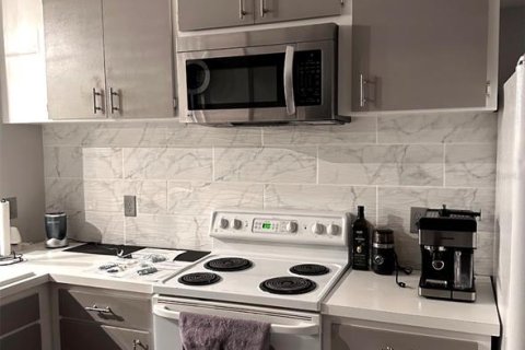 Townhouse in Tampa, Florida 2 bedrooms, 122.54 sq.m. № 2144747 - photo 11