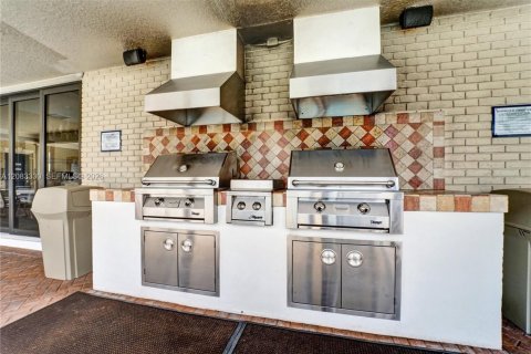 Condo in Pompano Beach, Florida, 2 bedrooms  № 2380068 - photo 3