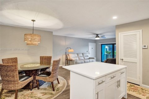 Condo in Pompano Beach, Florida, 2 bedrooms  № 2380068 - photo 18