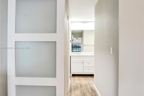 Condo in Pompano Beach, Florida, 2 bedrooms  № 2380068 - photo 30