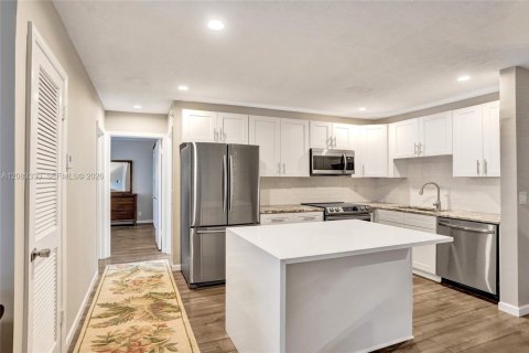 Condo in Pompano Beach, Florida, 2 bedrooms  № 2380068 - photo 9
