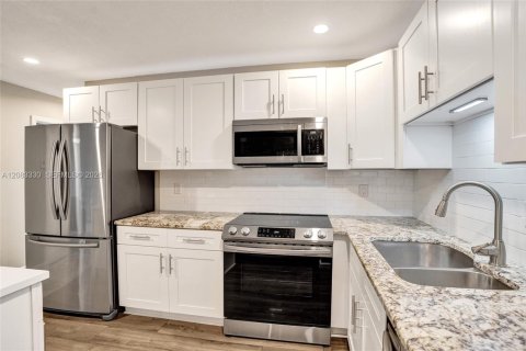 Condo in Pompano Beach, Florida, 2 bedrooms  № 2380068 - photo 17