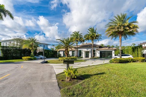 House in Miami, Florida 4 bedrooms, 379.04 sq.m. № 1992796 - photo 6