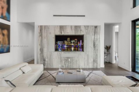 House in Miami, Florida 4 bedrooms, 379.04 sq.m. № 1992796 - photo 15