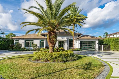 House in Miami, Florida 4 bedrooms, 379.04 sq.m. № 1992796 - photo 4