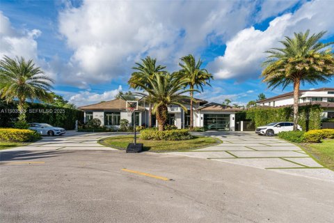 House in Miami, Florida 4 bedrooms, 379.04 sq.m. № 1992796 - photo 5