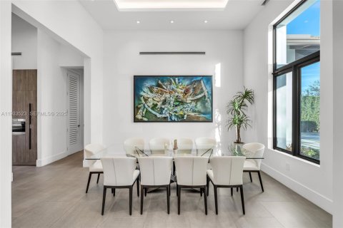 House in Miami, Florida 4 bedrooms, 379.04 sq.m. № 1992796 - photo 26