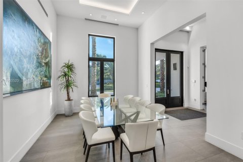 House in Miami, Florida 4 bedrooms, 379.04 sq.m. № 1992796 - photo 27