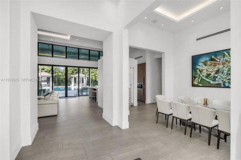 House in Miami, Florida 4 bedrooms, 379.04 sq.m. № 1992796 - photo 8