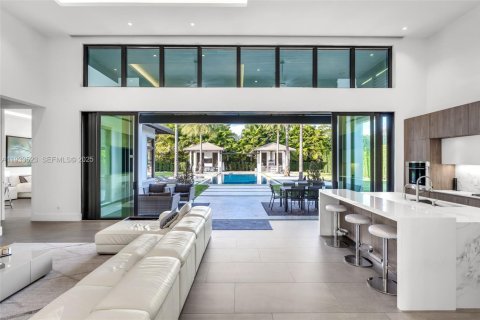 House in Miami, Florida 4 bedrooms, 379.04 sq.m. № 1992796 - photo 20