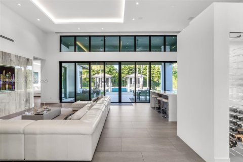 House in Miami, Florida 4 bedrooms, 379.04 sq.m. № 1992796 - photo 10