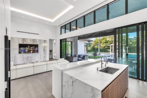 House in Miami, Florida 4 bedrooms, 379.04 sq.m. № 1992796 - photo 21