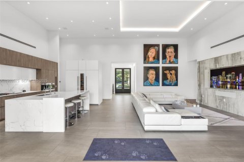 House in Miami, Florida 4 bedrooms, 379.04 sq.m. № 1992796 - photo 23
