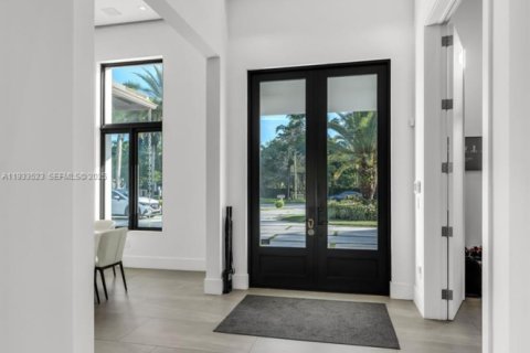 House in Miami, Florida 4 bedrooms, 379.04 sq.m. № 1992796 - photo 9