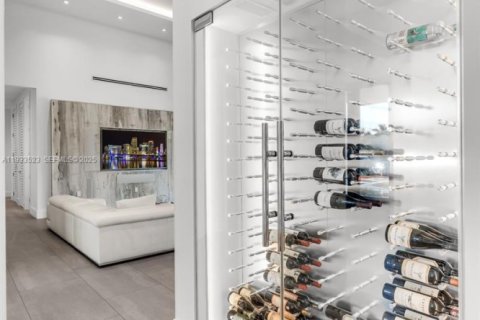 House in Miami, Florida 4 bedrooms, 379.04 sq.m. № 1992796 - photo 25