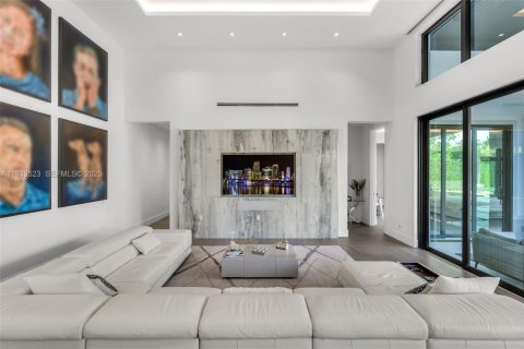House in Miami, Florida 4 bedrooms, 379.04 sq.m. № 1992796 - photo 16