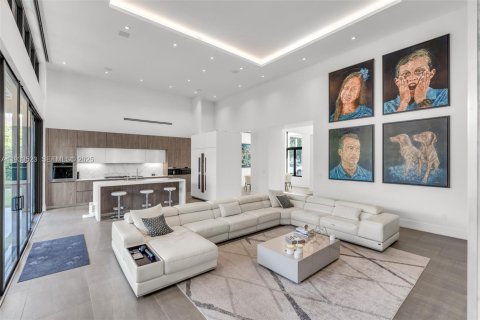 House in Miami, Florida 4 bedrooms, 379.04 sq.m. № 1992796 - photo 13
