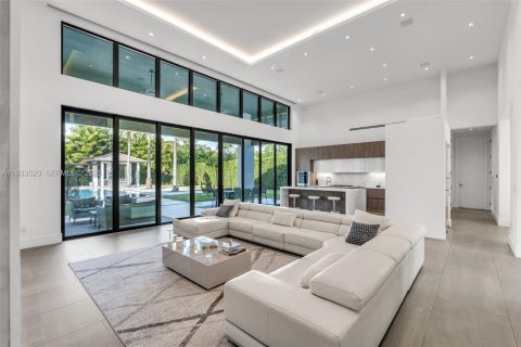 House in Miami, Florida 4 bedrooms, 379.04 sq.m. № 1992796 - photo 11