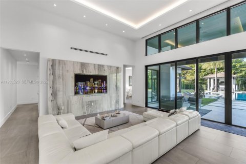 House in Miami, Florida 4 bedrooms, 379.04 sq.m. № 1992796 - photo 14