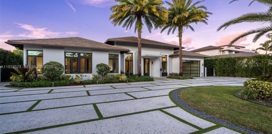 House in Miami, Florida 4 bedrooms, 379.04 sq.m. № 1992796