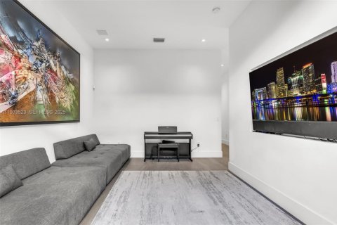 House in Miami, Florida 4 bedrooms, 379.04 sq.m. № 1992796 - photo 30