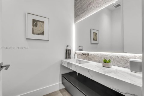 House in Miami, Florida 4 bedrooms, 379.04 sq.m. № 1992796 - photo 28