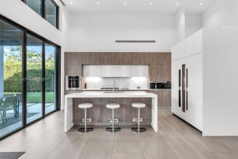 House in Miami, Florida 4 bedrooms, 379.04 sq.m. № 1992796 - photo 18